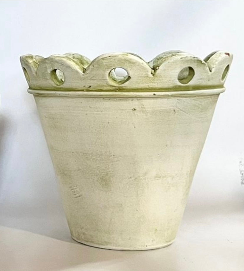 Court Pendu Garden Pot