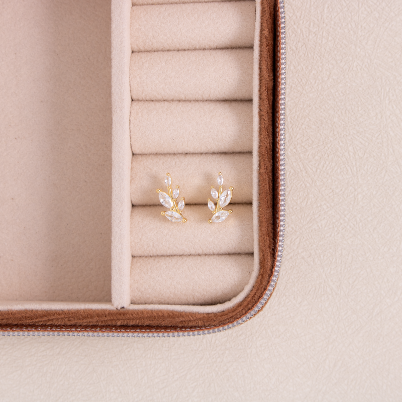 Splendid Iris - Leaf Studs On Velvet Gift Tag