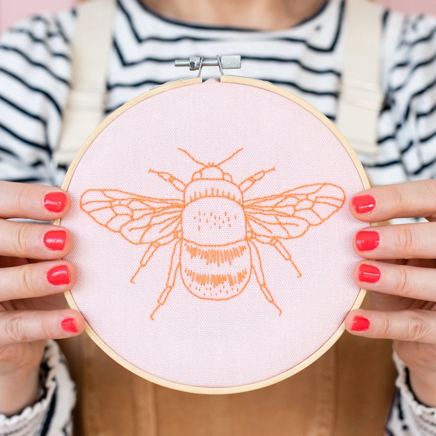 BEE EMBROIDERY HOOP KIT