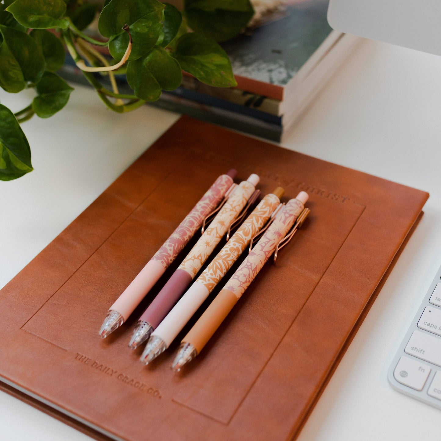 The Daily Grace Co - Floral Lace Pen Set