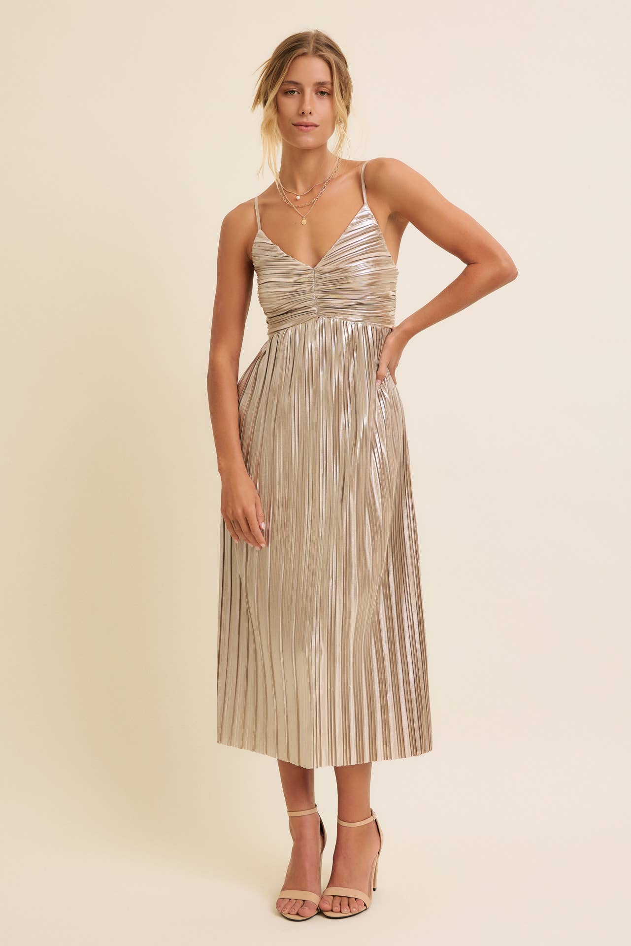 in february - SHINY METALLIC PLEATED MIDI DRESS WITH SMOCKED BACK: CHAMPAGNE / S