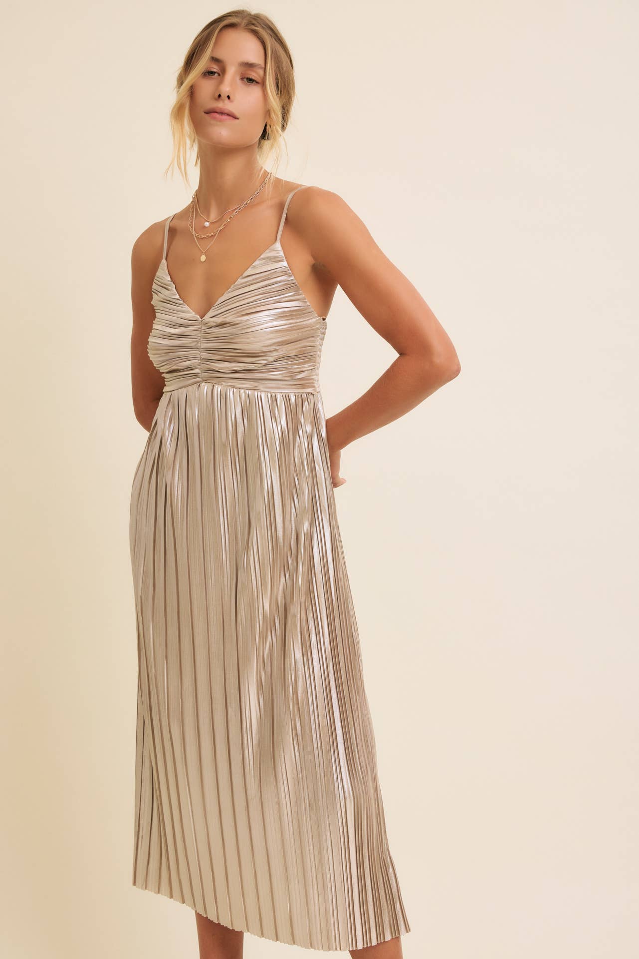 in february - SHINY METALLIC PLEATED MIDI DRESS WITH SMOCKED BACK: CHAMPAGNE / S