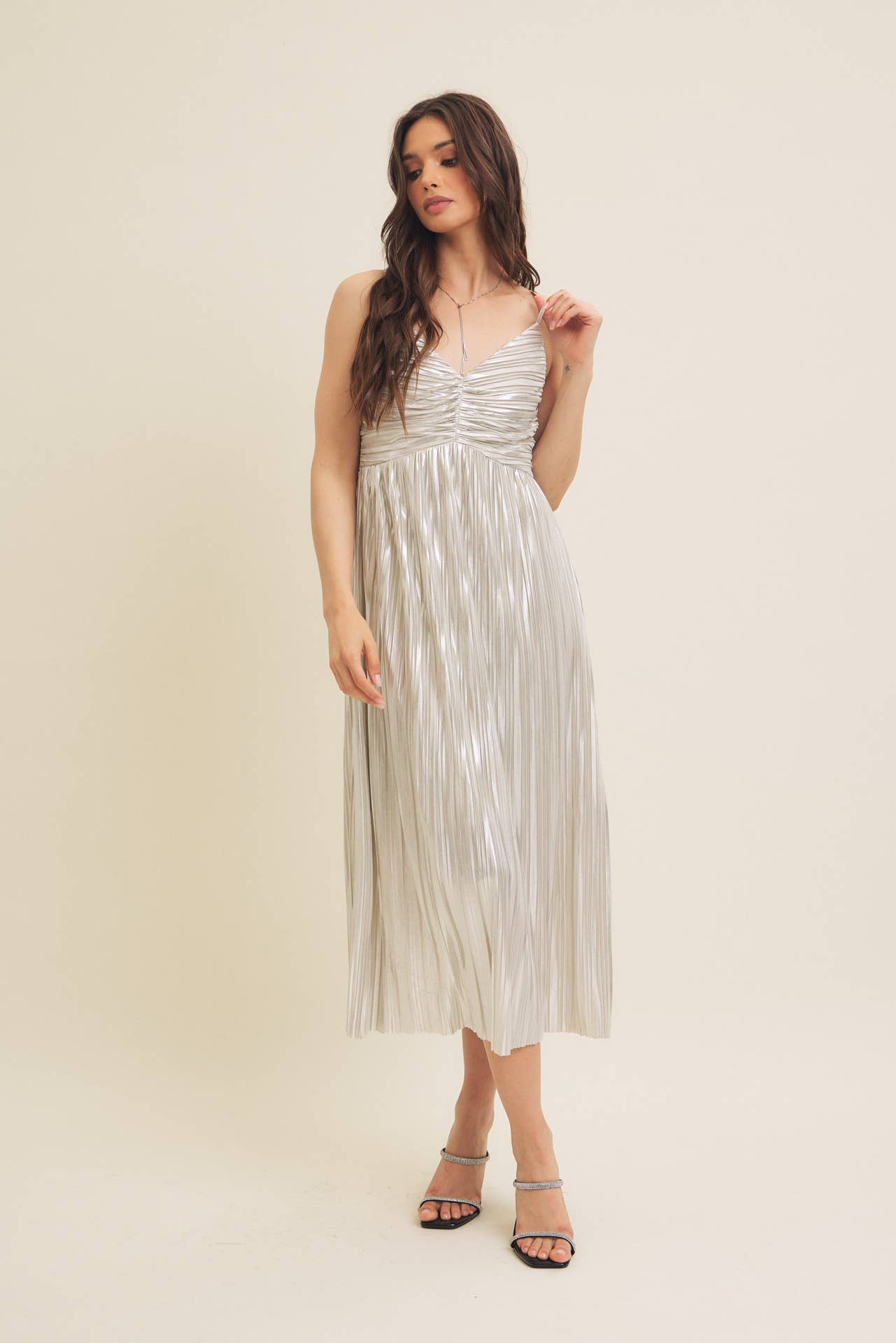 in february - SHINY METALLIC PLEATED MIDI DRESS WITH SMOCKED BACK: CHAMPAGNE / S