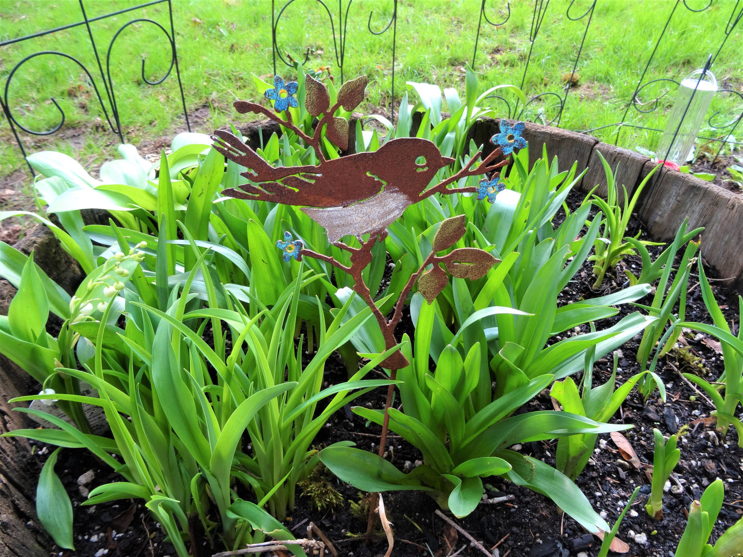 Elegant Garden Design - Warbler with Flower Pick -Painted