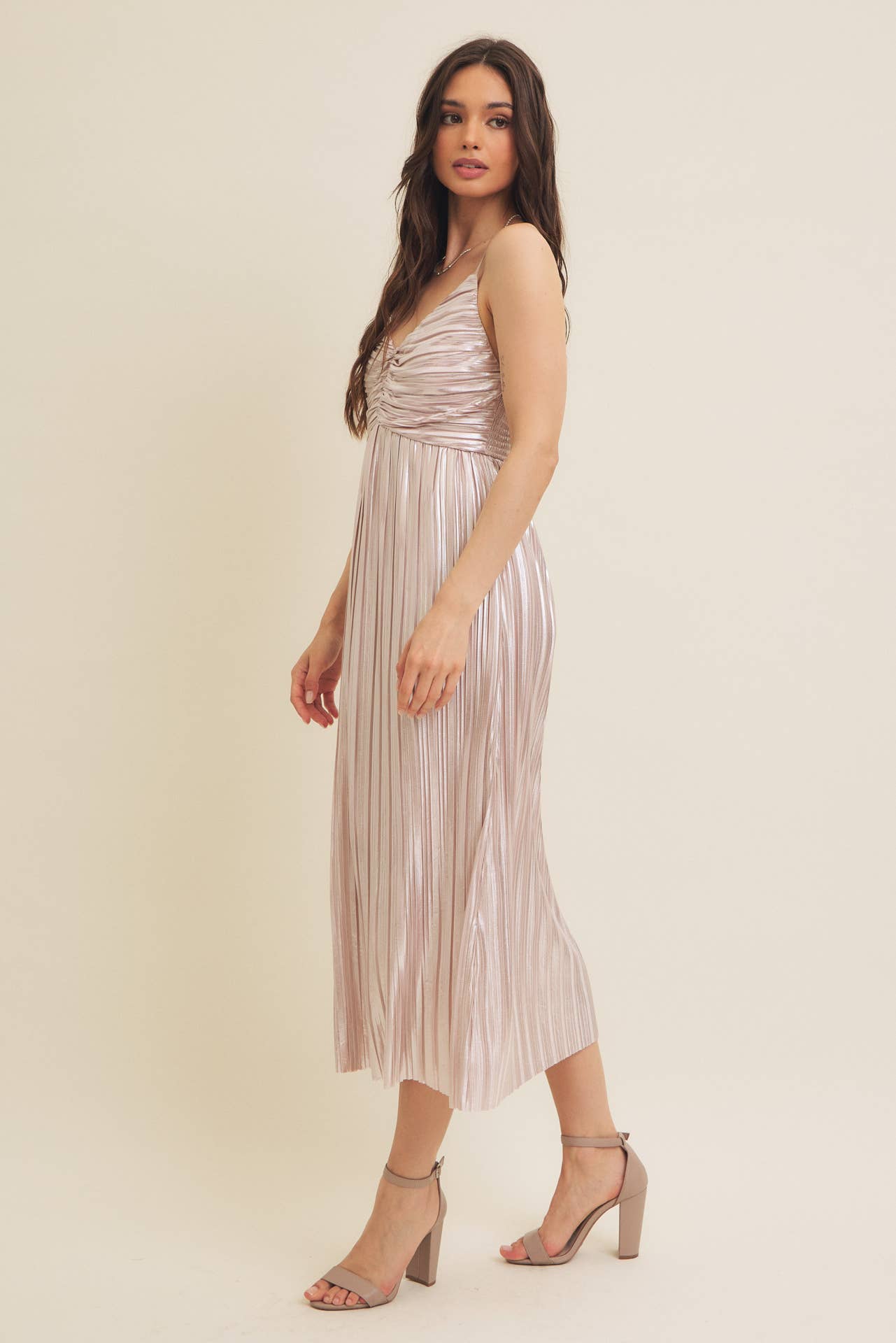 in february - SHINY METALLIC PLEATED MIDI DRESS WITH SMOCKED BACK: CHAMPAGNE / S