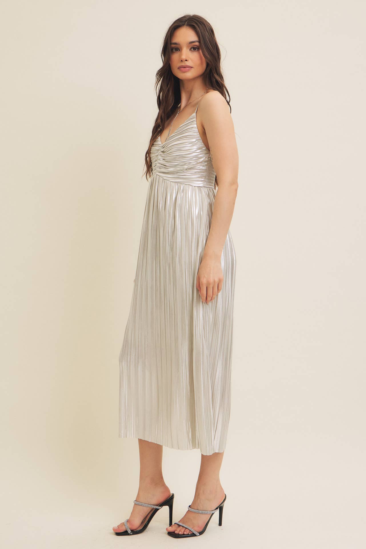 in february - SHINY METALLIC PLEATED MIDI DRESS WITH SMOCKED BACK: CHAMPAGNE / S