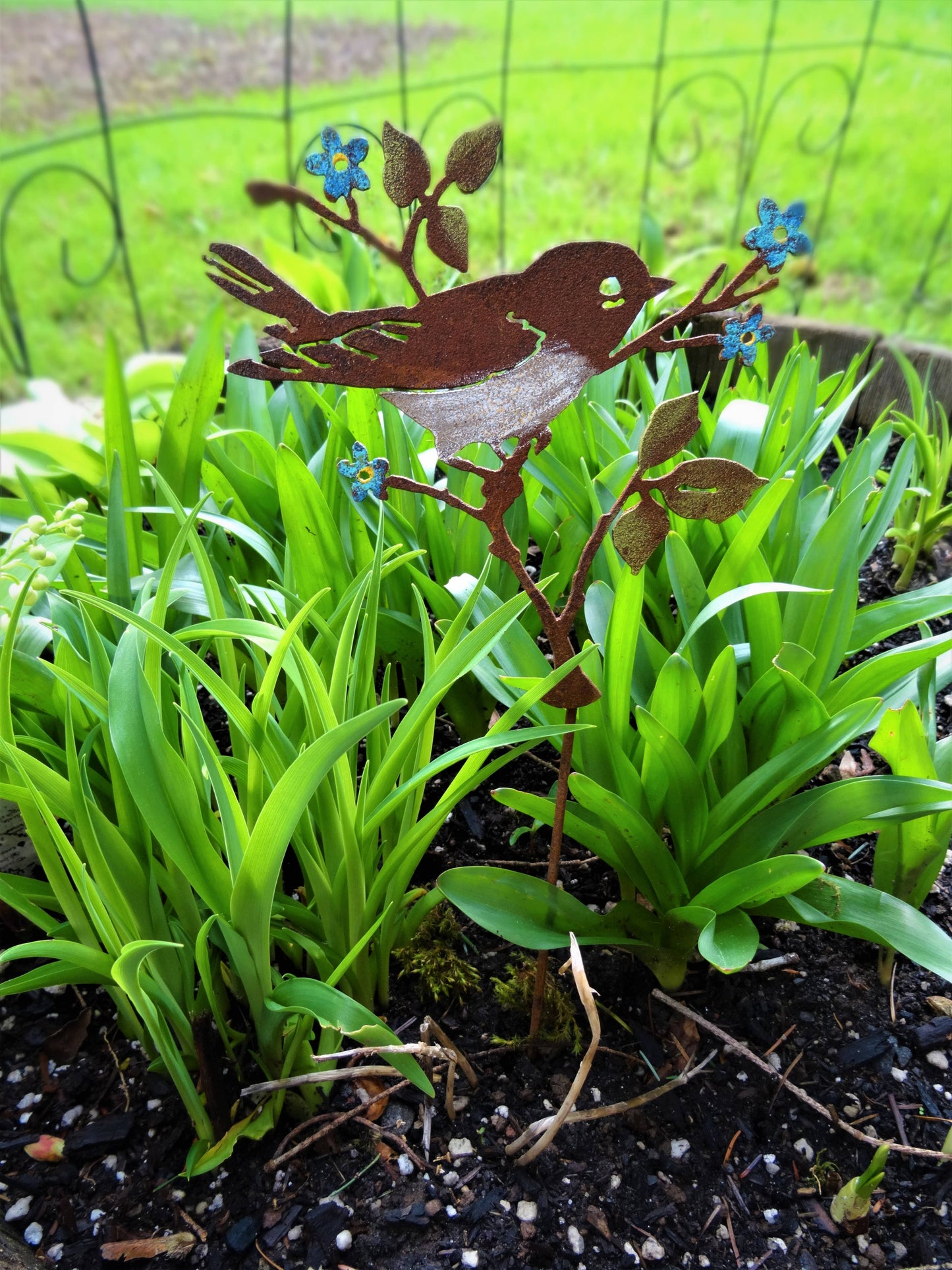 Elegant Garden Design - Warbler with Flower Pick -Painted