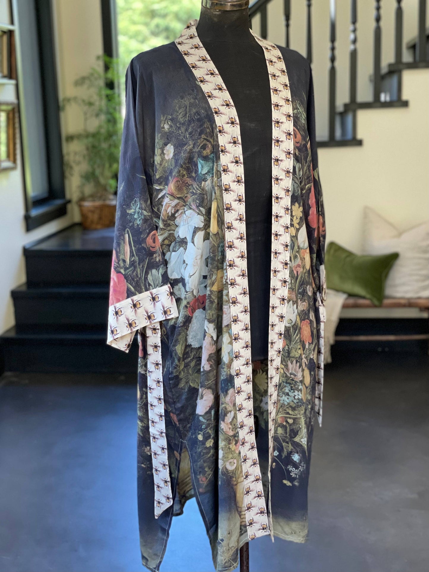 Market of Stars - I Dream In Flowers Bamboo Duster Kimono Robe with Bees: Classic