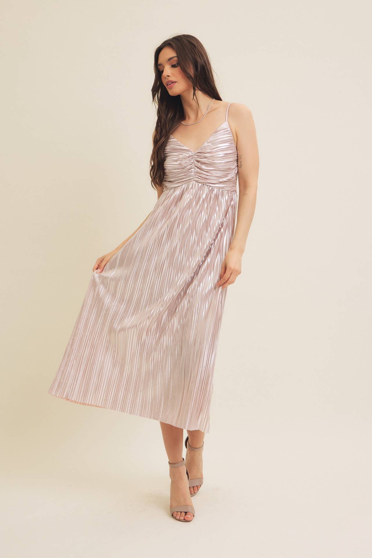 in february - SHINY METALLIC PLEATED MIDI DRESS WITH SMOCKED BACK: CHAMPAGNE / S