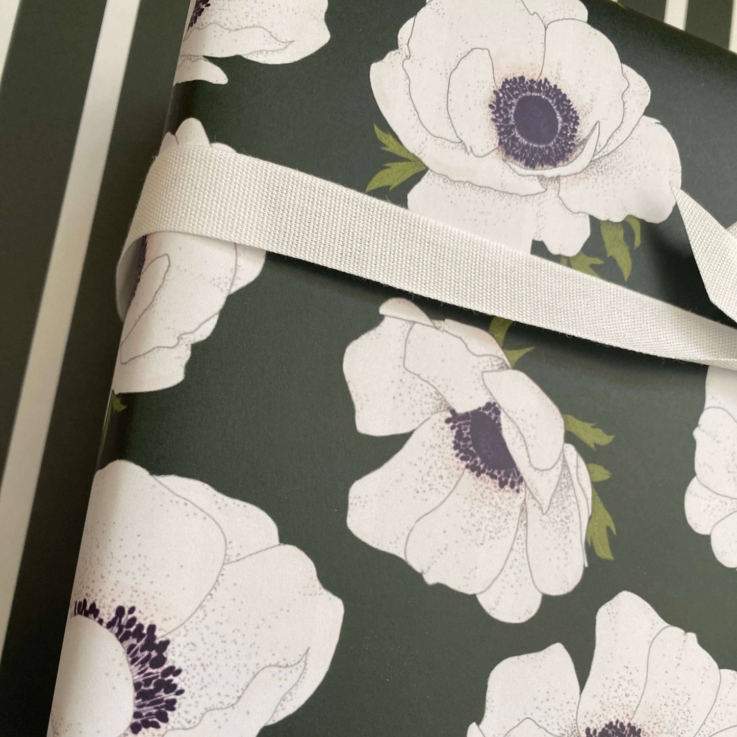 Ballard & Prescott - White Anemone Wrapping Paper: Single Sheets (Case of 3 Sheets)