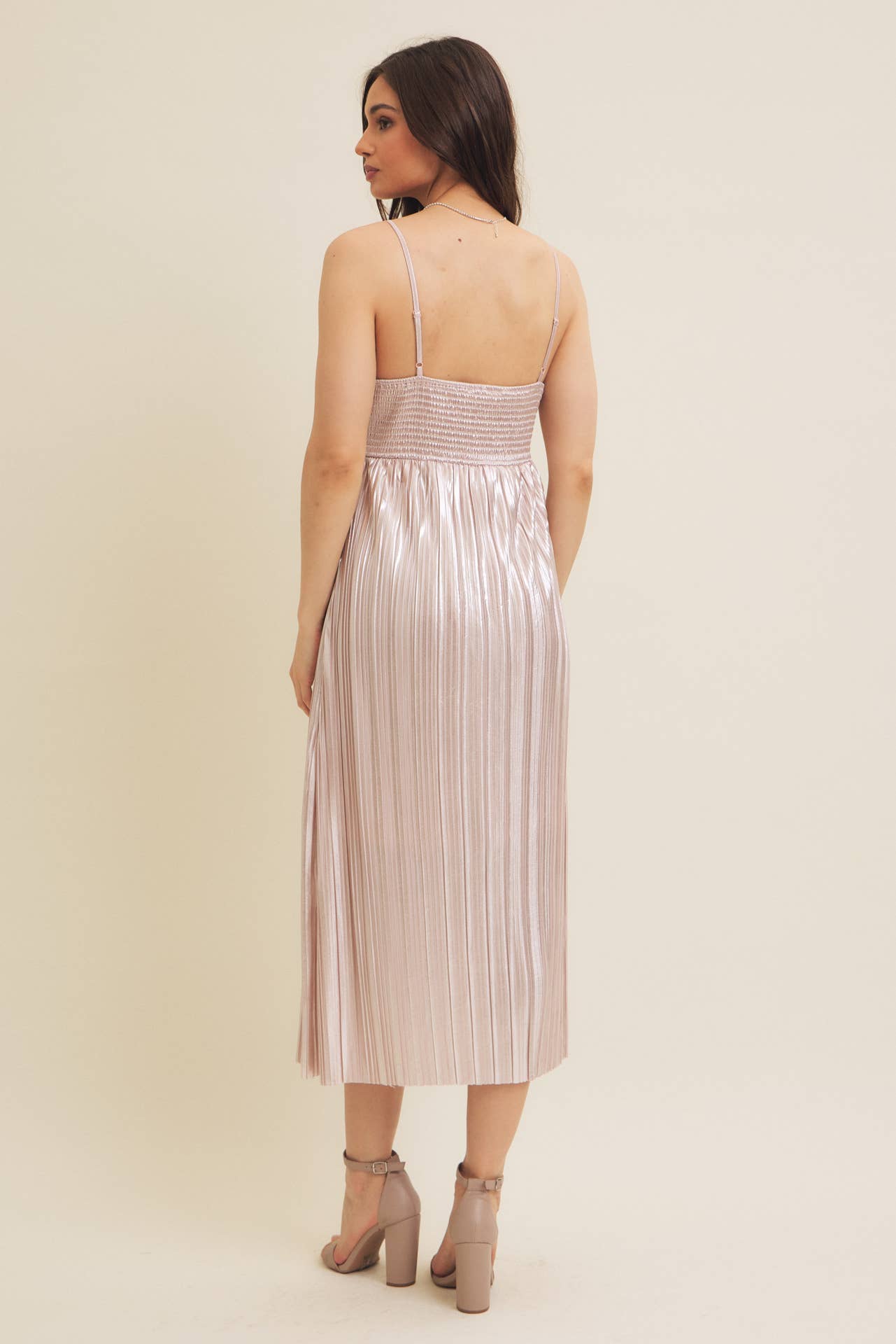 in february - SHINY METALLIC PLEATED MIDI DRESS WITH SMOCKED BACK: CHAMPAGNE / S