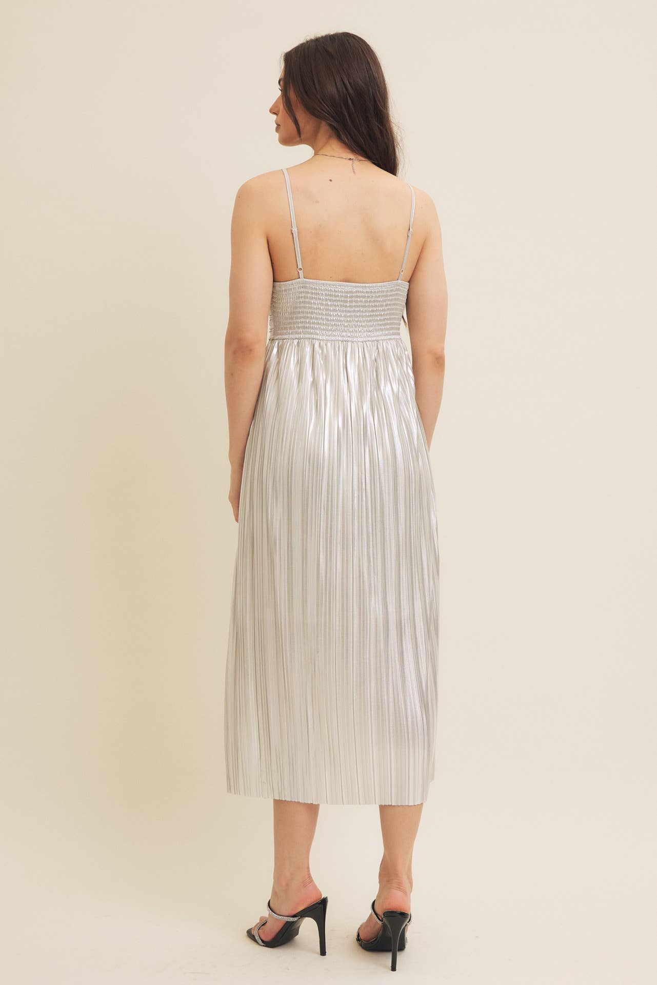 in february - SHINY METALLIC PLEATED MIDI DRESS WITH SMOCKED BACK: CHAMPAGNE / S