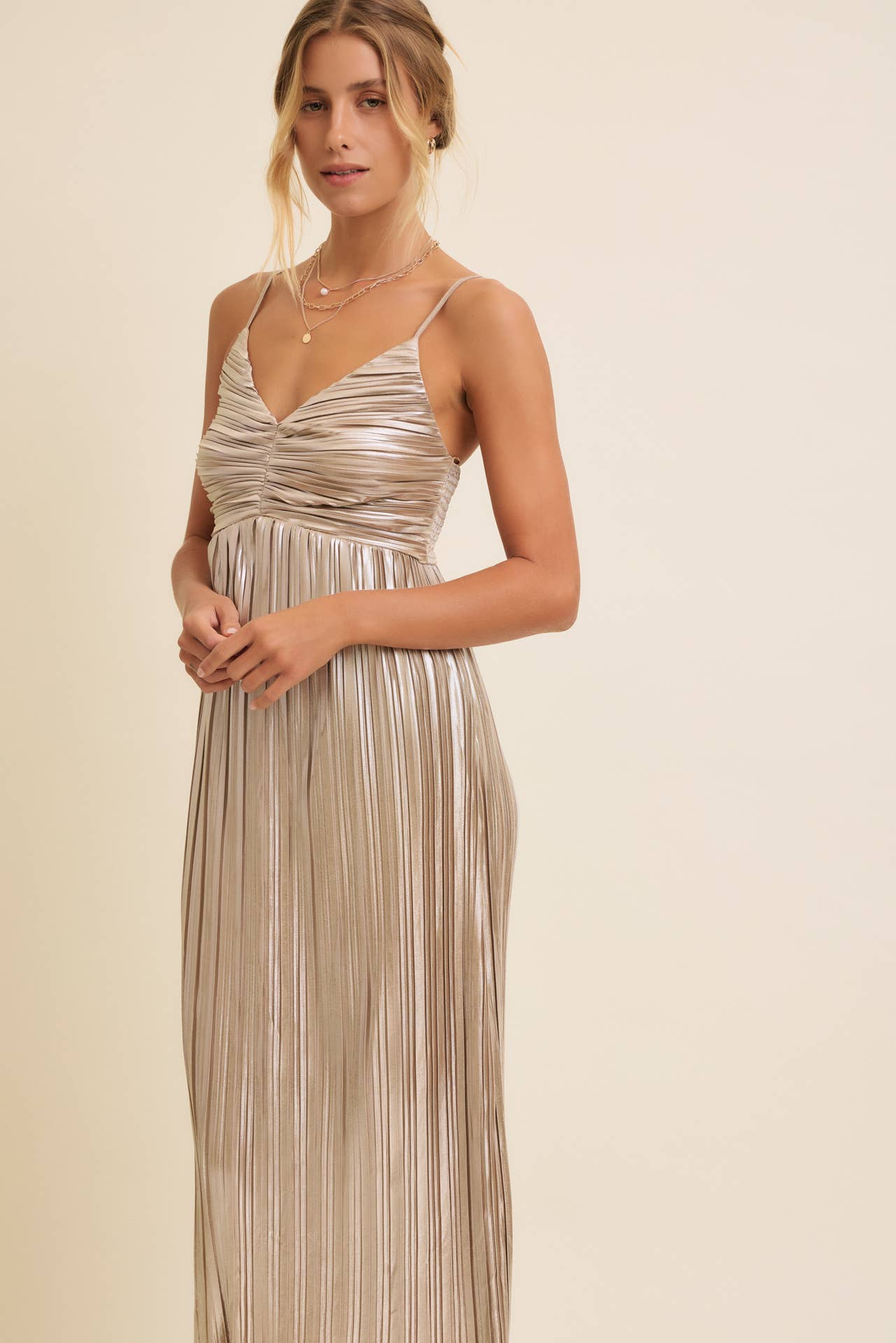 in february - SHINY METALLIC PLEATED MIDI DRESS WITH SMOCKED BACK: CHAMPAGNE / S