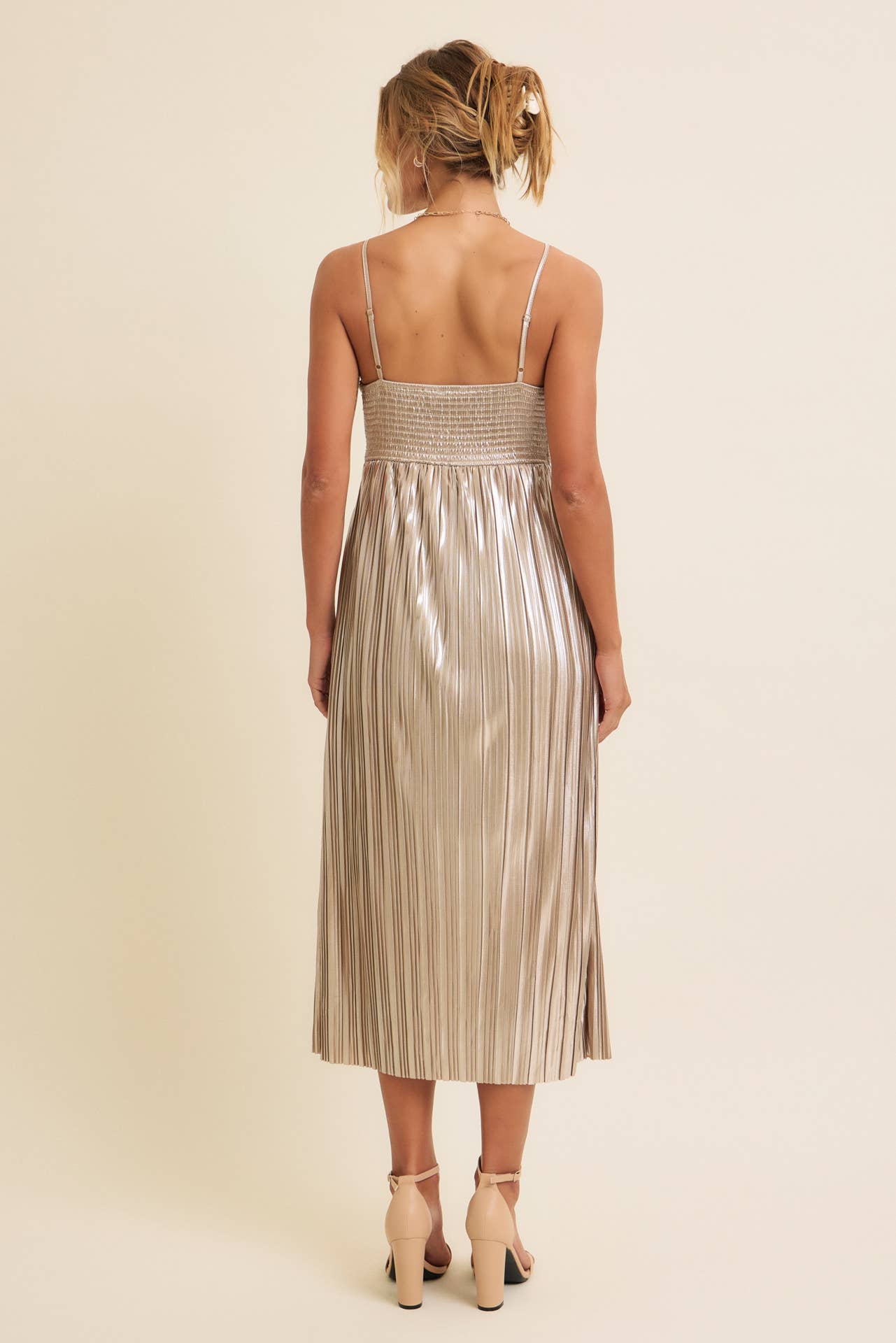 in february - SHINY METALLIC PLEATED MIDI DRESS WITH SMOCKED BACK: CHAMPAGNE / S