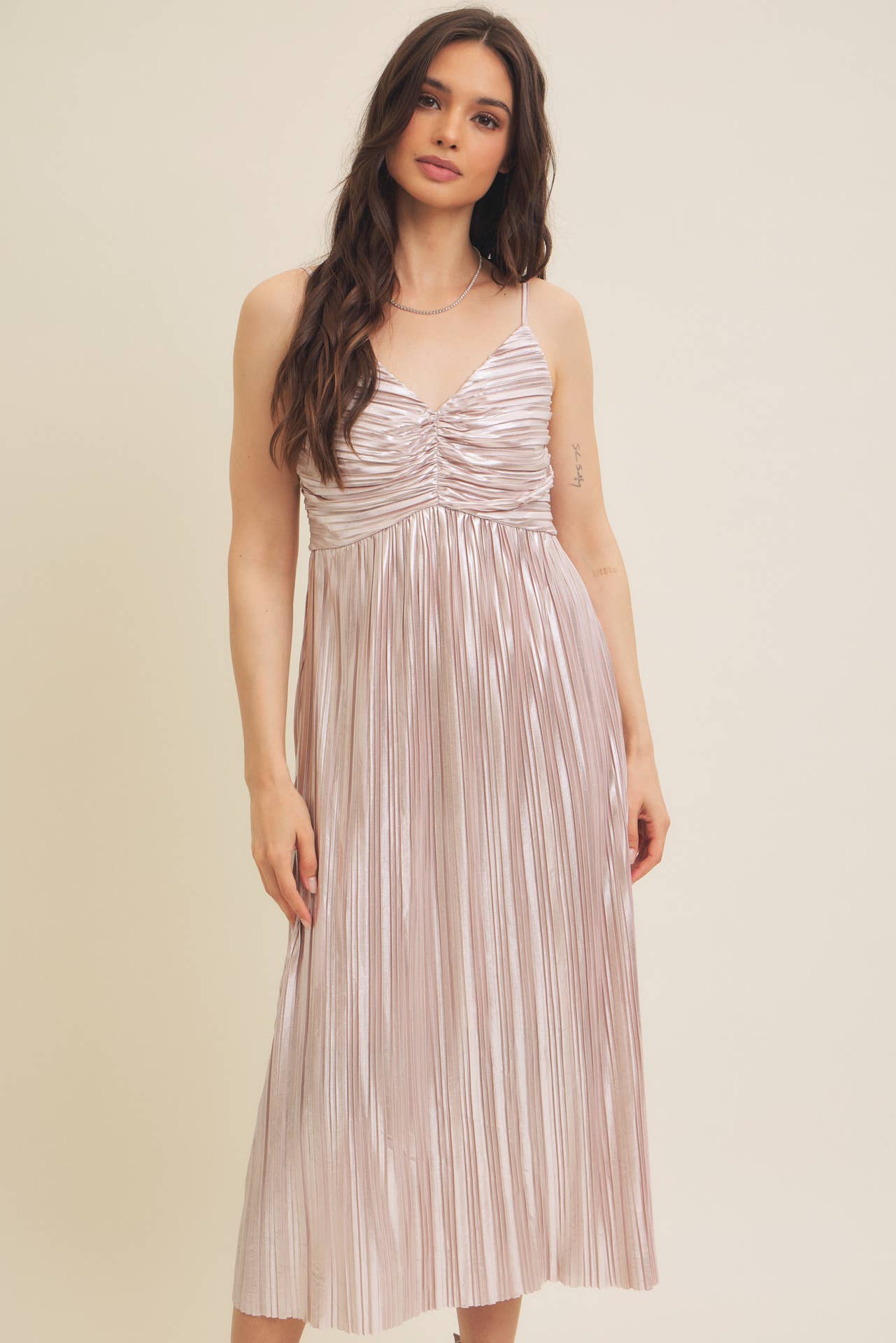 in february - SHINY METALLIC PLEATED MIDI DRESS WITH SMOCKED BACK: CHAMPAGNE / S