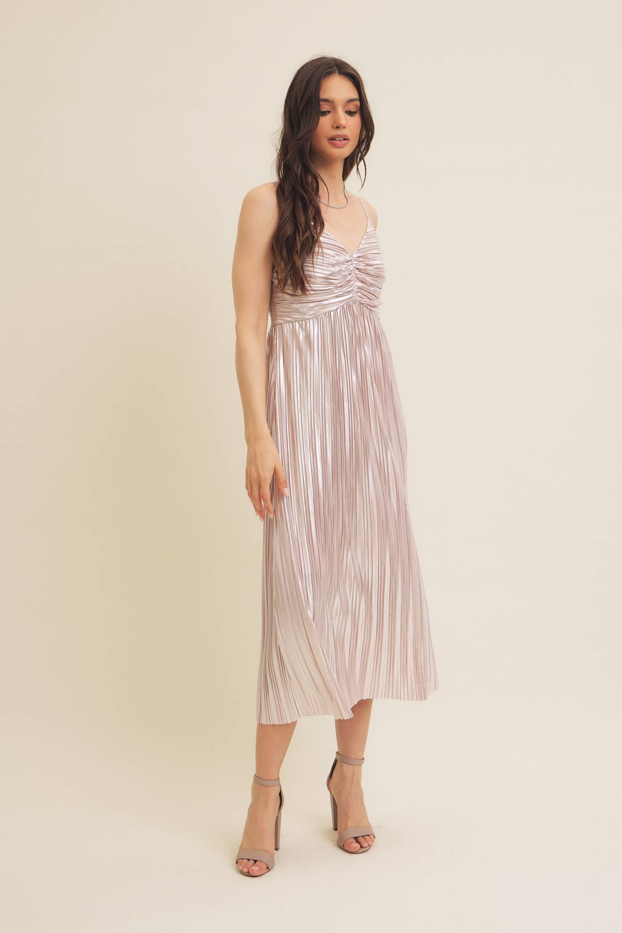 in february - SHINY METALLIC PLEATED MIDI DRESS WITH SMOCKED BACK: CHAMPAGNE / S