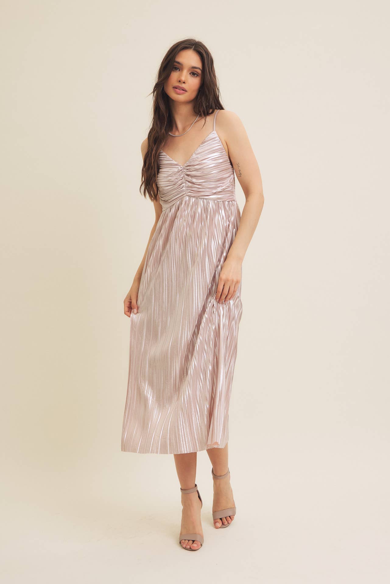 in february - SHINY METALLIC PLEATED MIDI DRESS WITH SMOCKED BACK: CHAMPAGNE / S