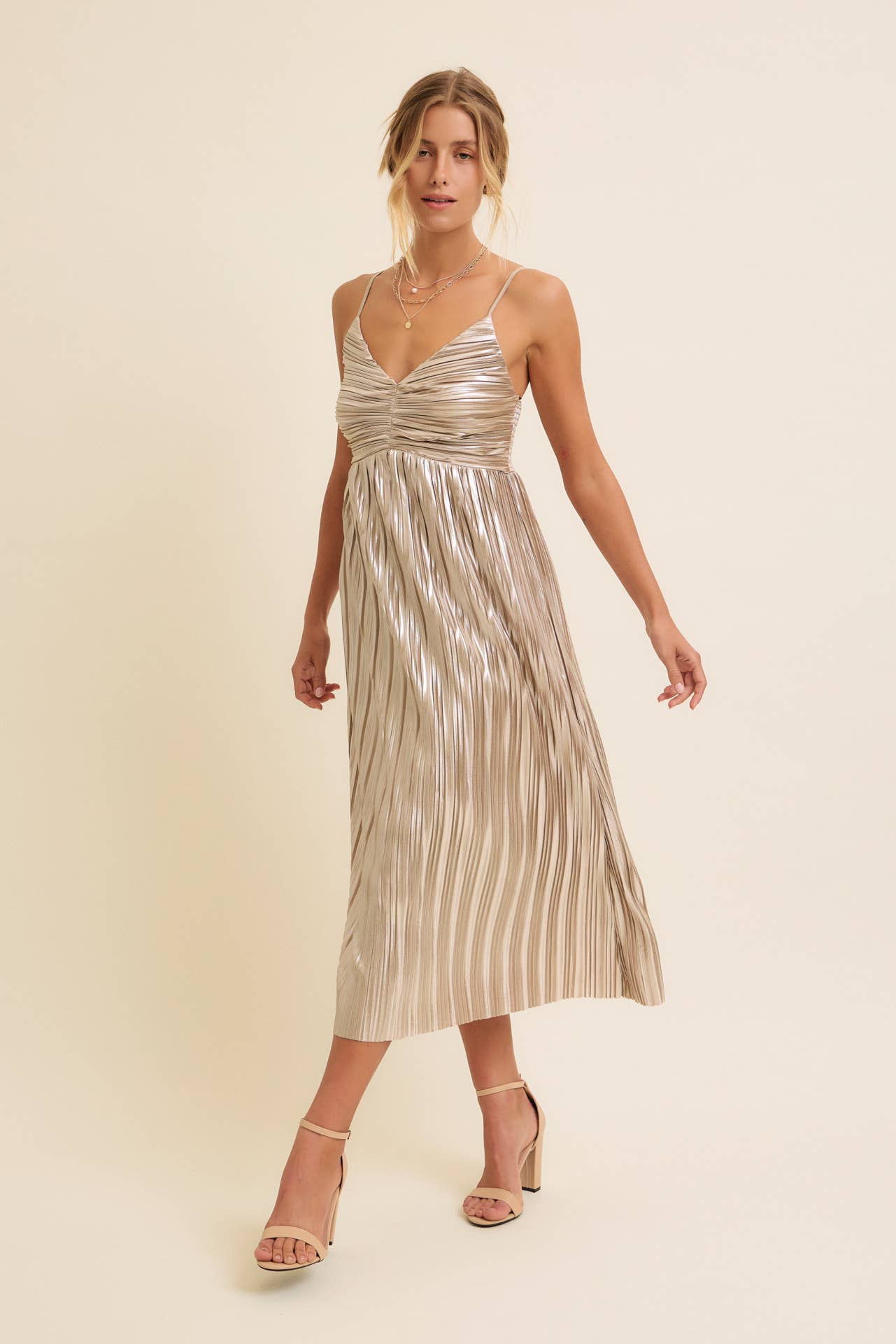 in february - SHINY METALLIC PLEATED MIDI DRESS WITH SMOCKED BACK: CHAMPAGNE / S